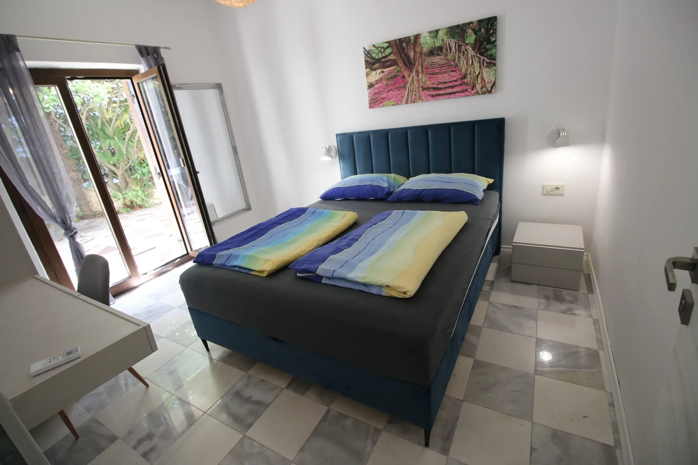 Double bedroom with doors opening onto the garden terrace