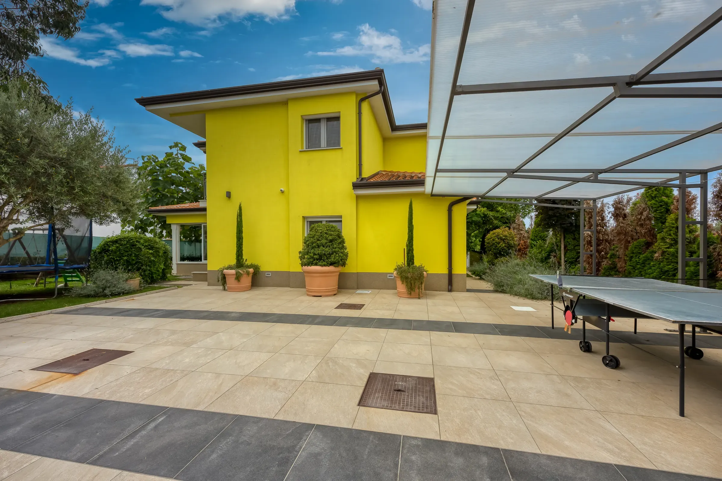 Sheltered patio with table tennis beside Villa Gaya